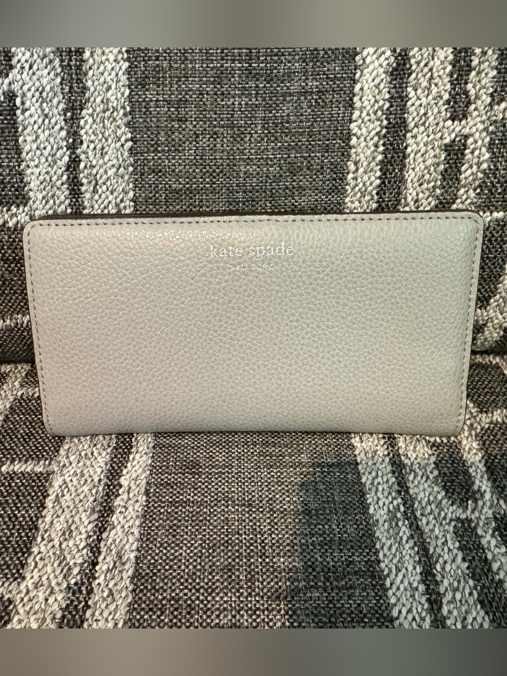 NWOT Kate Spade Pebbled Leather Zip Wallet in Light Gray